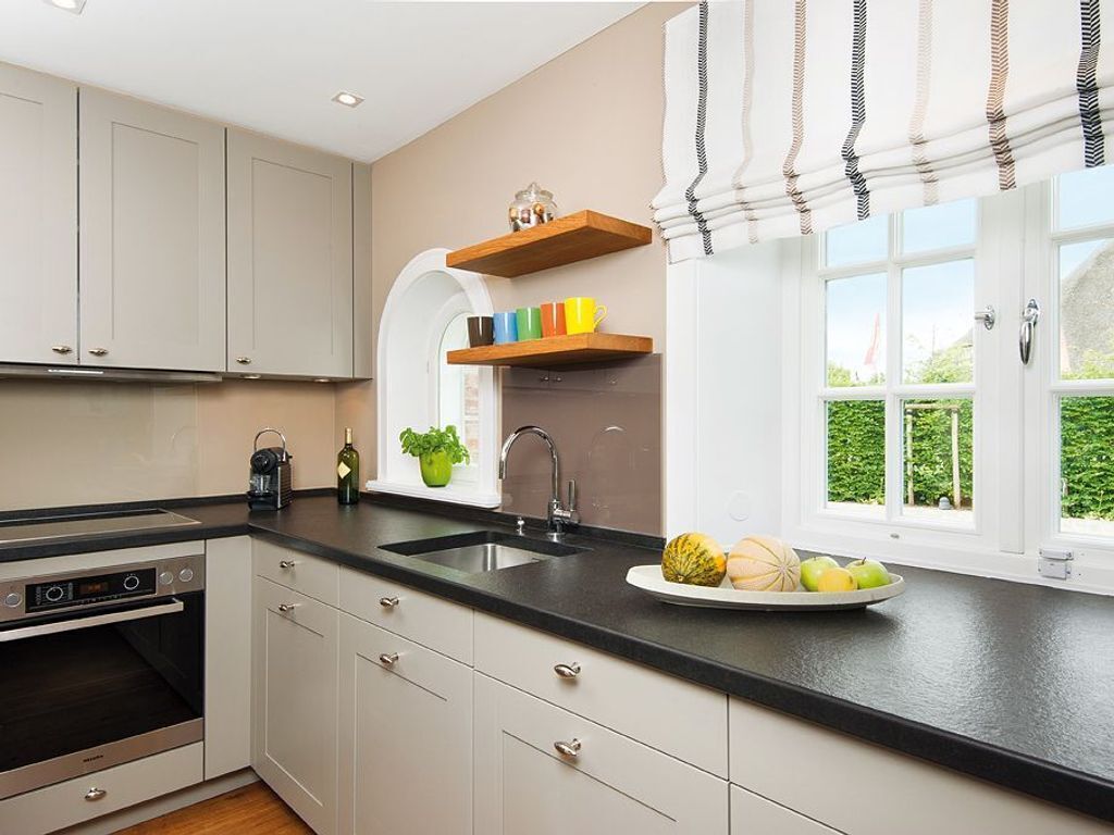 Kühlschrank, Ofen, Geschirrspüler, Wasserkocher mit Kaffee-/Teezubehör