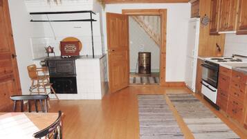 Een koelkast, een kookplaat, een koffiezetapparaat/waterkoker