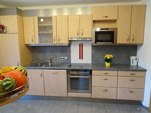 Kühlschrank, Mikrowelle, Ofen, Geschirrspüler