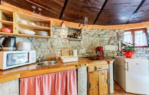 Kjøleskap, kokeplater og kaffetrakter/tekoker