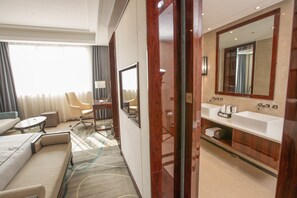 Suite Comfort | Meja kerja, tirai kedap cahaya, dan Wi-Fi gratis