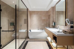 Dusche, kostenlose Toilettenartikel, Haartrockner, Hausschuhe