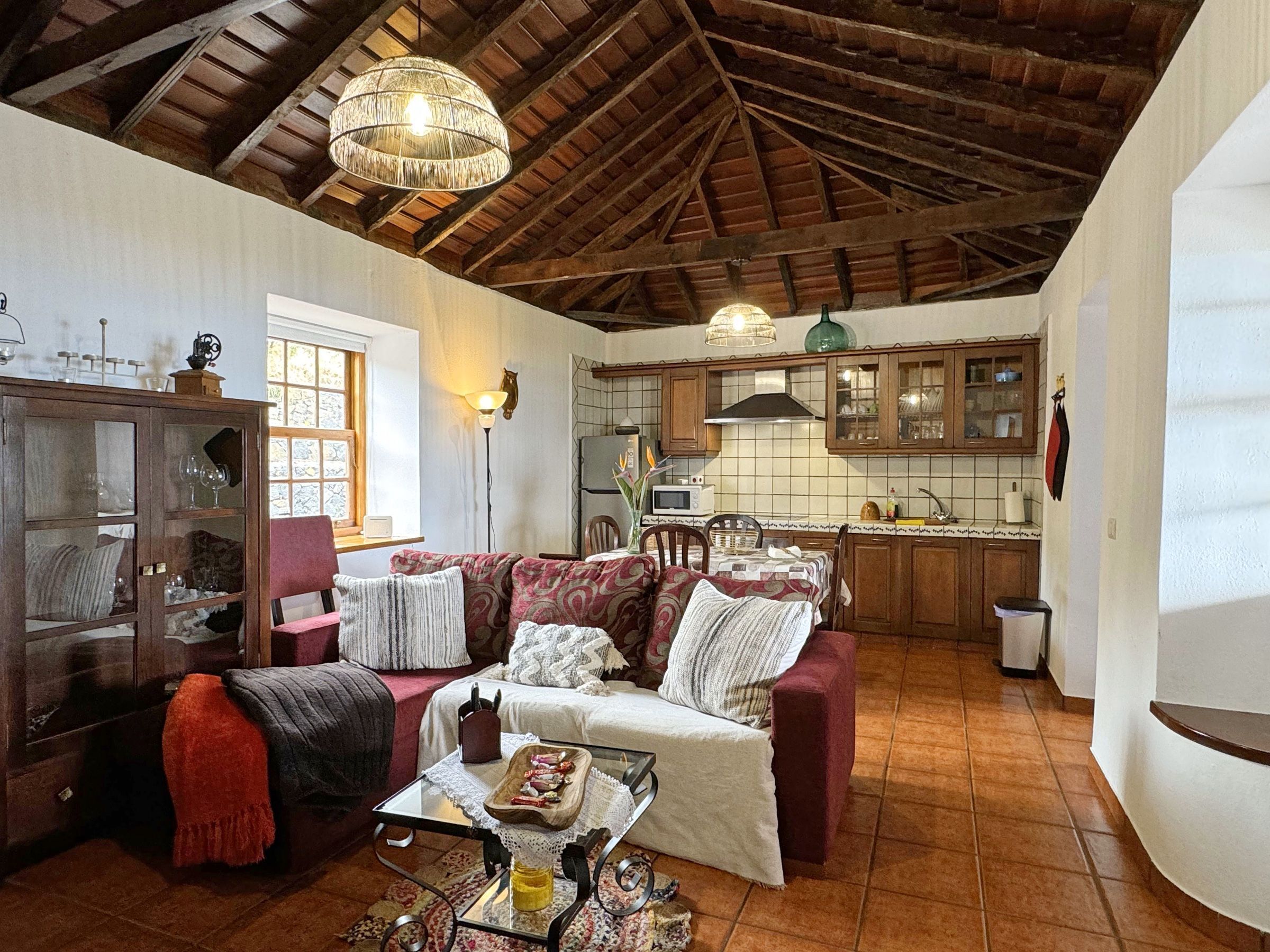 Een televisie en een open haard