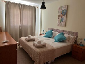 1 slaapkamer, een strijkplank/strijkijzer, gratis wifi, beddengoed