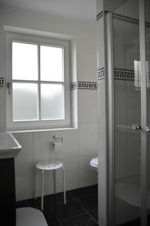 Dusche, Haartrockner, Handtücher, Seife