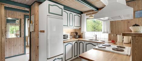 Refrigerador, parrilla de estufa y cafetera y tetera