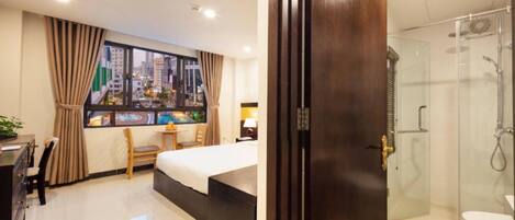 Habitación superior | Caja de seguridad en la habitación, escritorio y insonorización