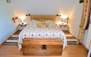 2 bedrooms, travel crib, free WiFi