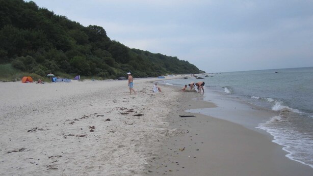 A beach with a sandy shore, a few tents, and people near the water. - Vacation apartment Möwe (ground floor) - Windland Ranch - Equestrian farm with vacation apartments (House (Altenkirchen)