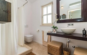 Bathtub - Lovely home in Stifanici with WiFi (Stifanici)