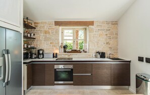 Réfrigérateur, micro-ondes, plaque de cuisson, lave-vaisselle