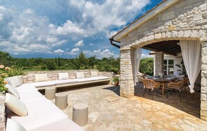 Outdoor dining - Lovely home in Stifanici with WiFi (Stifanici)
