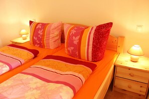1 Schlafzimmer, Reisekinderbett, Bettwäsche