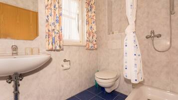 Douche, sĂšche-cheveux, serviettes fournies, savon