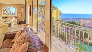 A balcony with a view of the sea and a dining area with a table and chairs. - Gorgeous home in Santa Susanna (Santa Susanna)