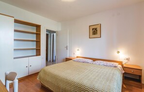 1 bedroom, bed sheets