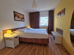 2 Schlafzimmer, Schreibtisch, Reisekinderbett, WLAN
