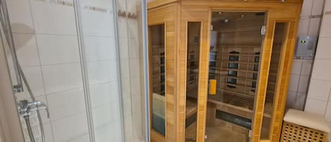 Dusj, hårføner, såpe og toalettpapir