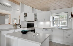 Réfrigérateur, plaque de cuisson, lave-vaisselle, cafetière/bouilloire