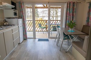 Kühlschrank, Mikrowelle, Wasserkocher mit Kaffee-/Teezubehör