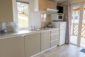 Refrigerador, microondas, cafetera y tetera y tetera eléctrica 