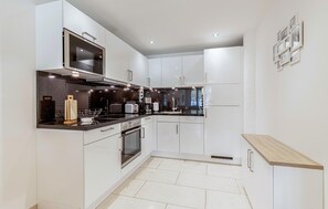 Kühlschrank, Mikrowelle, Herdplatte, Geschirrspüler