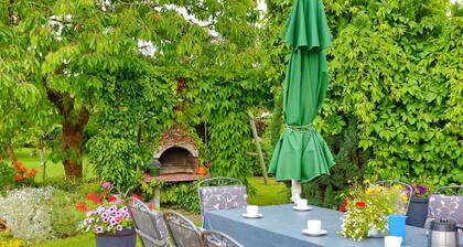 Apartamento vacacional con terraza y jardin