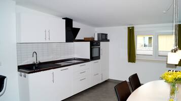 Kühlschrank, Ofen, Geschirrspüler, Wasserkocher mit Kaffee-/Teezubehör