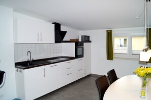 Fridge, oven, dishwasher, coffee/tea maker