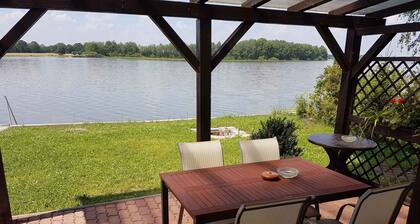 Holiday home with a wonderful view with a terrace directly on the lake