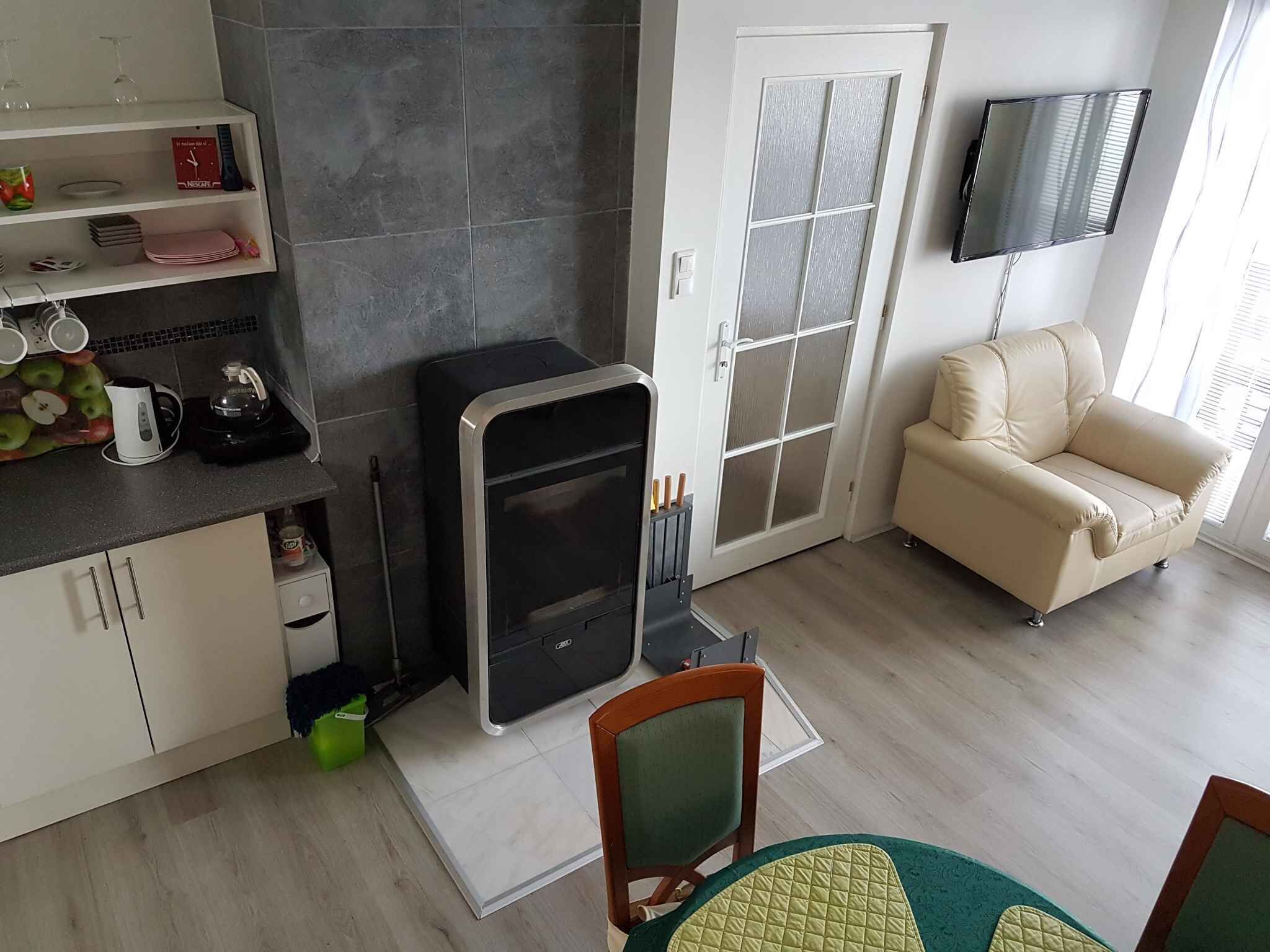 Televisión, chimenea y estéreo 