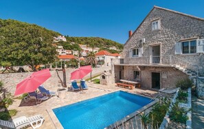 Outdoor pool - Amazing home in Pucisca (Pucisca)