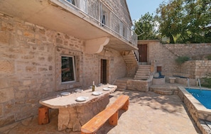 Outdoor dining - Amazing home in Pucisca (Pucisca)