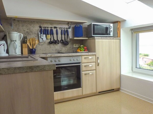 Kühlschrank, Mikrowelle, Ofen, Geschirrspüler