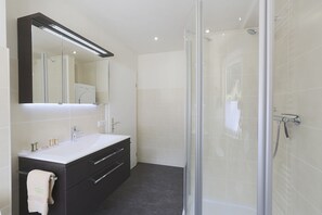 Dusche, Haartrockner, Bademäntel, Handtücher