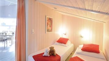5 bedrooms, travel crib, free WiFi, bed sheets