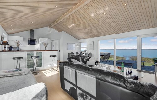 Stunning home in Faaborg with house sea view