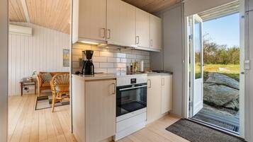 Coffee/tea maker, fridge, microwave, stovetop