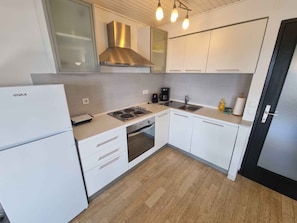 Réfrigérateur, four, plaque de cuisson, lave-vaisselle