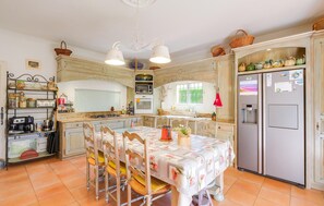 Réfrigérateur, four à micro-ondes, surface de cuisson, lave-vaisselle