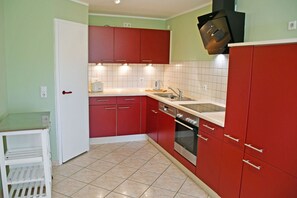 Kühlschrank, Ofen, Geschirrspüler, Wasserkocher mit Kaffee-/Teezubehör