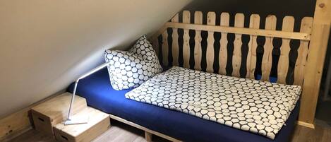 3 bedrooms, travel crib, WiFi, bed sheets