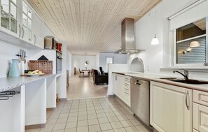 Geladeira, cooktop, lava-louças, cafeteira/chaleira