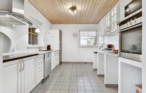 Køleskab, mikrobølgeovn, kogeplade, opvaskemaskine