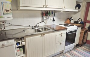 Réfrigérateur, four à micro-ondes, surface de cuisson, lave-vaisselle