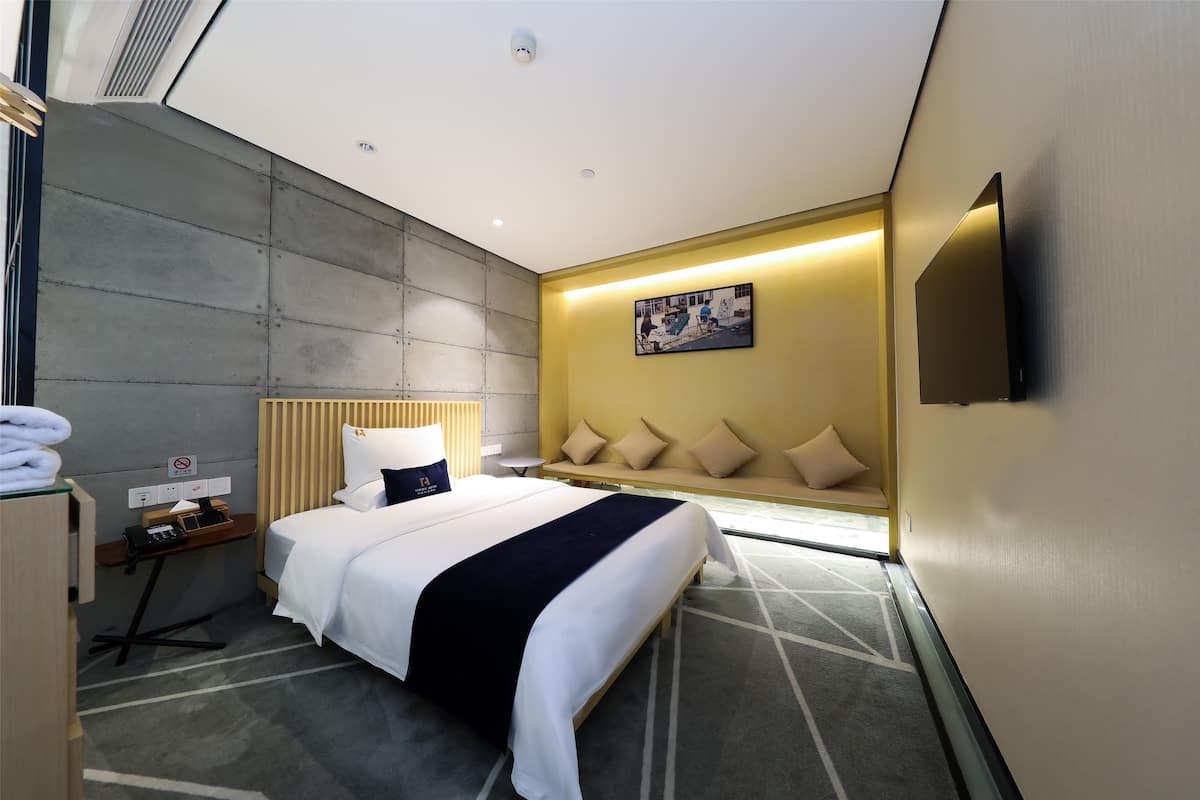 Premium bedding, in-room safe, blackout curtains, soundproofing