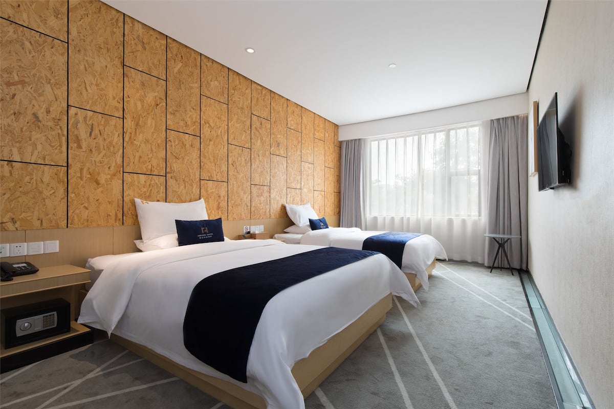 Premium bedding, in-room safe, blackout curtains, soundproofing