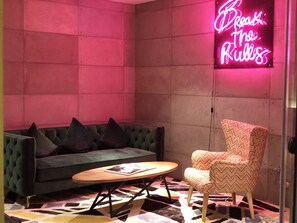 Lobby sitting area - Arrivee Hotel (Guangzhou)