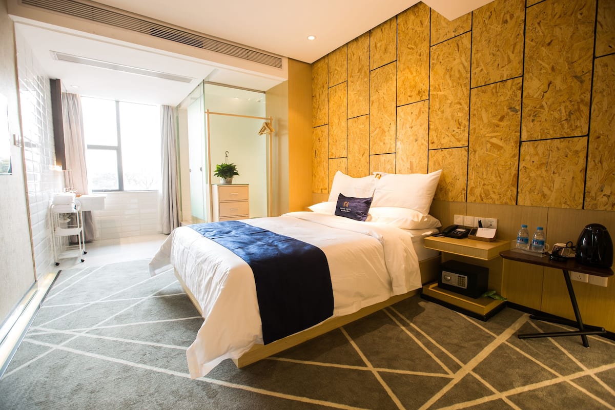 Premium bedding, in-room safe, blackout curtains, soundproofing