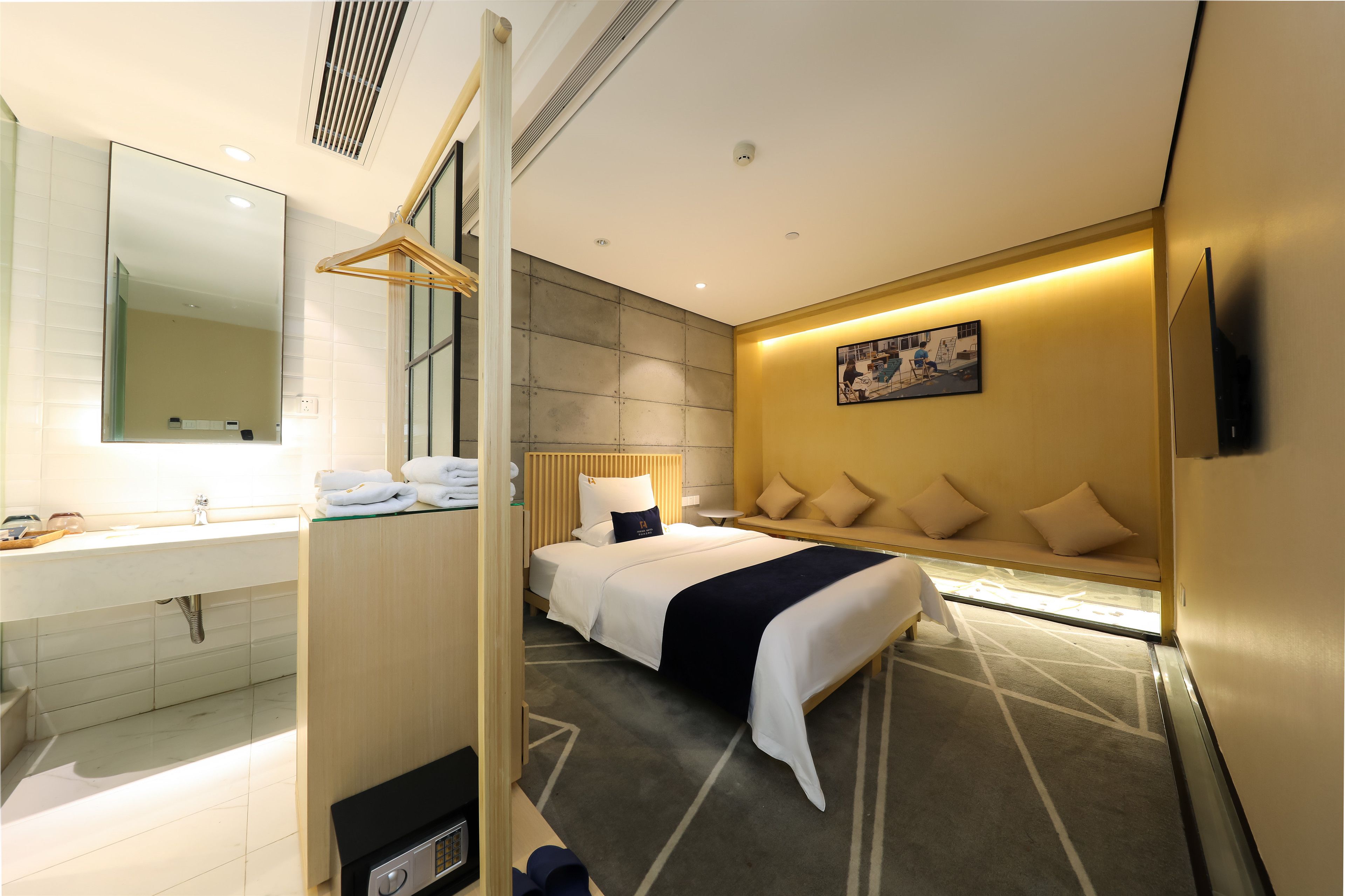 设计双人房 | 高档床上用品、客房内保险箱、遮光窗帘、隔音